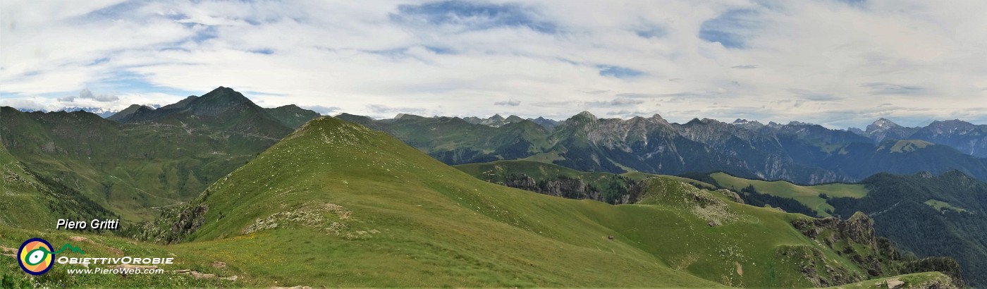 59 Sguardo indietro al verdeggiante Monte MIncucco.jpg